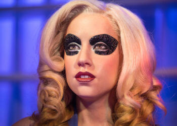 (Видео) Дождот направи проблем: Танчер падна од сцената, Лејди Гага го стопираше настапот