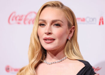 (Фото) Се помлада и помлада: За крајот на годината – уште едно ново лице на „пластичната убавица“ на Холивуд