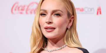 (Фото) Се помлада и помлада: За крајот на годината – уште едно ново лице на „пластичната убавица“ на Холивуд