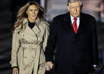 (Фото) Модните изданија на Меланија Трамп што ја одбележаа 2025 година