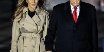 (Фото) Модните изданија на Меланија Трамп што ја одбележаа 2025 година