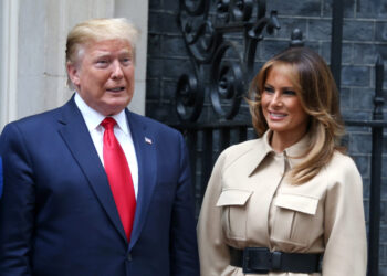 Божиќниот портрет на Трампови предизвика конфузија околу еден детаљ