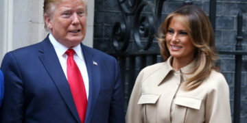 Божиќниот портрет на Трампови предизвика конфузија околу еден детаљ