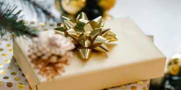 (Видео) Со даска за пеглање и метла ќе пакувате подароци за минута