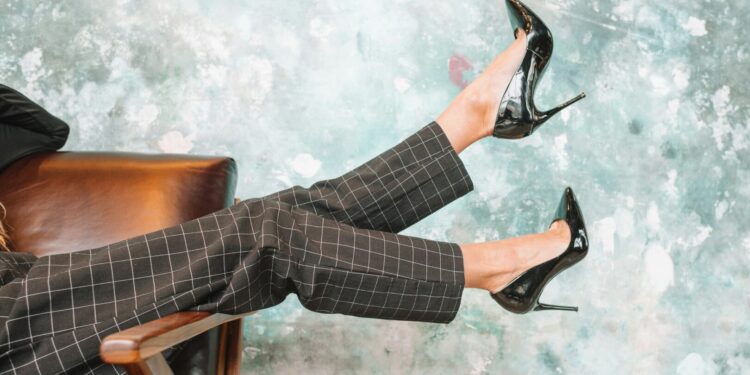 Како да издржите цела ноќ во високи потпетици? Едноставен трик што ќе ви помогне да заборавите на плускавците