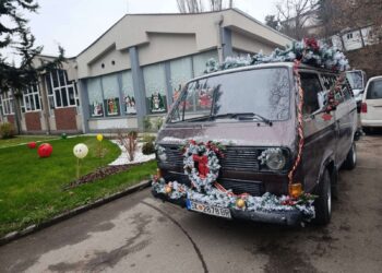 (Фото) Бучните ирваси и Дедо Мраз со чудесна санка израдуваа многу дечиња во Скопје
