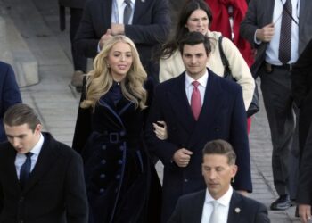 (Фото) „Едноставниот“ живот на сопругата на милијардер: Светки, чипка и луксуз додека тој ја држи за рака