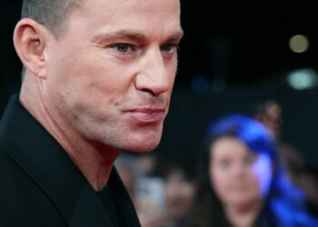 (Фото) Не може да ги контролира страстите покрај 19 години помладата девојка: холивудскиот заводник никогаш не бил посреќен