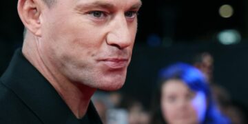 (Фото) Не може да ги контролира страстите покрај 19 години помладата девојка: холивудскиот заводник никогаш не бил посреќен