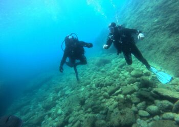 (Видео) Василичарски оган под вода во Охридското Езеро