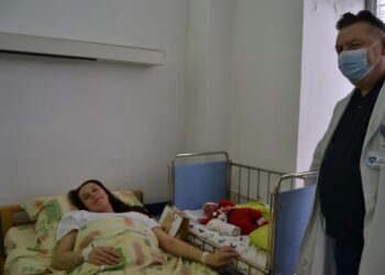 Божиќна радост во Кочани: Роден Миха, првото бебе во 2026 година