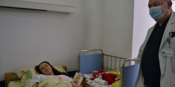 Божиќна радост во Кочани: Роден Миха, првото бебе во 2026 година