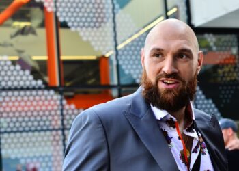 16-годишната ќерка на Тајсон Фјури предизвика бес поради фотографиите од Тајланд, многумина бараат да ги избрише