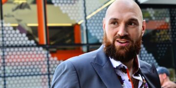 16-годишната ќерка на Тајсон Фјури предизвика бес поради фотографиите од Тајланд, многумина бараат да ги избрише