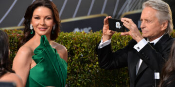 Даглас (81) и Зета-Џонс (56) објавија фотографија со своите деца: „Поздрави од Антарктикот“