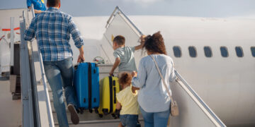 (Видео) Ryanair им порачува на луѓето: „2026 е, ајде да престанеме да патуваме со фармерки“