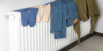 Опасно е: Еве зошто не треба да ги сушите алиштата на радијатор
