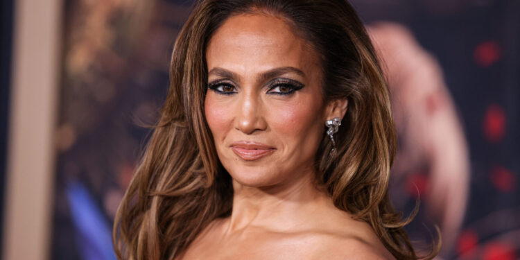 (Видео) По критиките за несоодветно однесување, Џеј Ло снимена како дава пари на бездомник