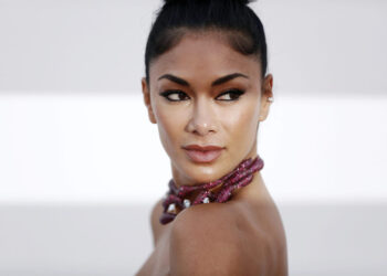 (Видео) Никол Шерцингер повторно заведува во бикини на плажа