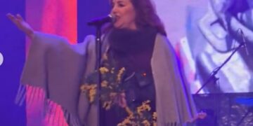 (Видео) Хаос на концертот на Ана Бекута, публиката фрлаше топки снег кон неа: „Срам да ви е, имате ли мајка“