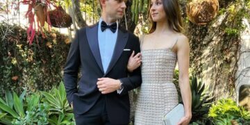 (Фото) „Убавата мала лажливка“ се породи: Позната двојка го доби третото дете