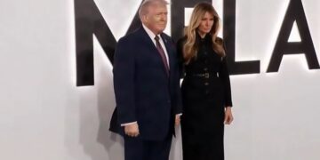 (Видео) Меланија Трамп блесна на премиерата на нејзиниот документарец