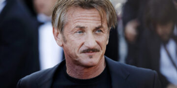 „Ова не може да биде легално“ – Шон Пен прекрши правило на Златните глобуси