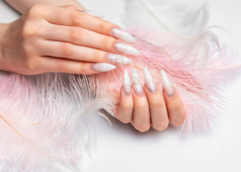 (Видео) Маж стави вештачки нокти, па се покаја: „А потоа велат дека на жените им е лесно“