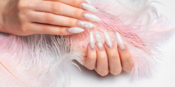 (Видео) Маж стави вештачки нокти, па се покаја: „А потоа велат дека на жените им е лесно“