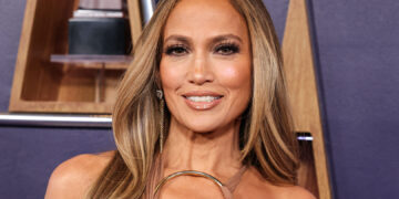 (Фото) И стил и тело на божица: Латино дивата повторно освојува со секси издание