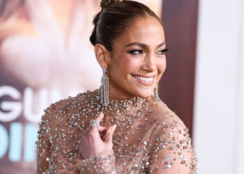 (Фото) Никој не ја погледна Џенифер Лопез во очи: за сè е виновно нејзиното „немирно“ деколте