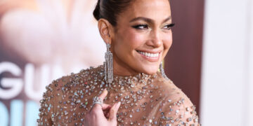 (Фото) Никој не ја погледна Џенифер Лопез во очи: за сè е виновно нејзиното „немирно“ деколте