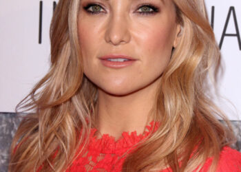 (Видео) Може ли да биде подобро од ова: шармантната русокоса во фустан што „мириса“ на празници