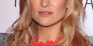 (Видео) Може ли да биде подобро од ова: шармантната русокоса во фустан што „мириса“ на празници