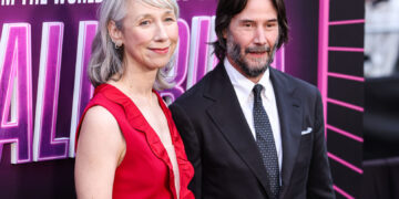 (Видео) „Хејтерите“ не можат ништо да ѝ направат: „Запоставената постара жена“ го урна интернетот со бакнеж со холивудскиот заводник