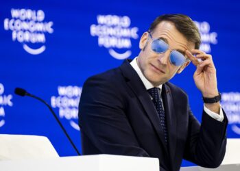 Очилата на Макрон од 659 евра го срушија интернетот