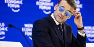 Очилата на Макрон од 659 евра го срушија интернетот