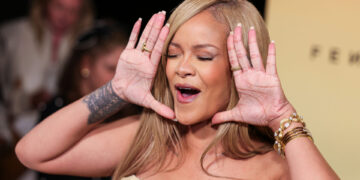 (Видео) Ријана очекуваше да ѝ ја задржат вратата, па ја удри право во лицето: „Баш сте џентлмен“