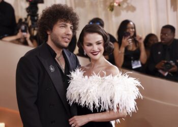 Селена Гомез во „Шанел“ шиен 323 часа – гламур што го украде шоуто