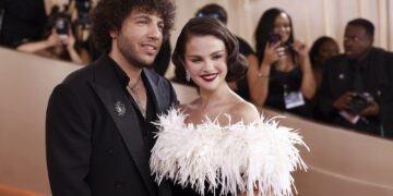 Селена Гомез во „Шанел“ шиен 323 часа – гламур што го украде шоуто