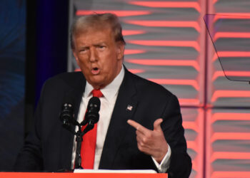 (Видео) Без цензура: Трамп му покажа среден прст на работник на „Форд“ и му рече: „*би се“