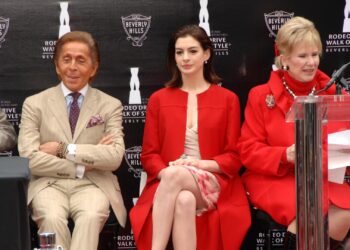 (Фото) Една боја го обележа модниот израз на Валентино: Затоа жените го обожаваа