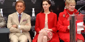 (Фото) Една боја го обележа модниот израз на Валентино: Затоа жените го обожаваа