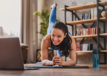 (Видео) Нема да најдете подобар тренинг: 5 минути на ден, без тегови, опрема или одење во теретана