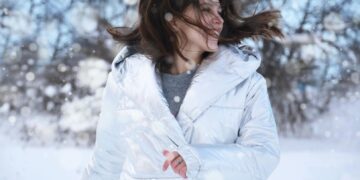 Како да се грижите за косата во зима и да ја подготвите за потоплите денови?