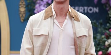 (Видео) Ѕвездата од Бриџертон ја открива непријатната вистина зад 18+ сцената на скалите