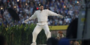 Бед Бани го откри вистинското значење на бројот 64 на неговиот дрес на Супербоул