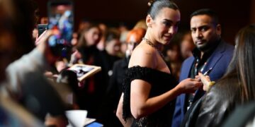 Црно-белата фотографија од Кејт Мидлтон и принцот Вилијам растажи многумина