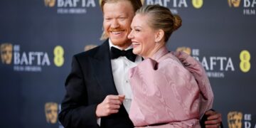 (Фото/Видео) На славната актерка и пукна здолништето пред сите: милиметри ја делеа од катастрофа