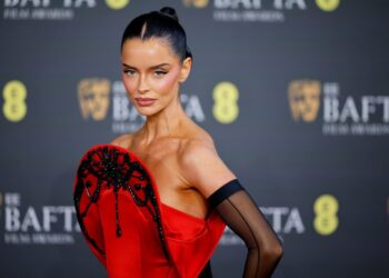 (Видео) Која е убавицата во црвениот фустан што привлече внимание на доделувањето на БАФТА наградите?